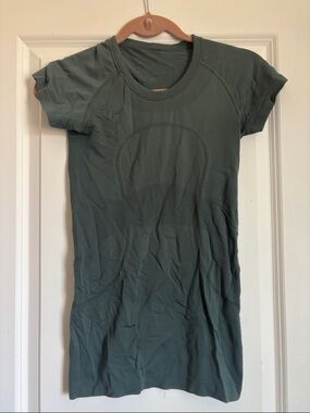 lululemon Short Sleeve Tee in Slate Green